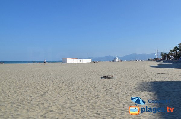 Plage privée sur la plage publique du Roussillon au Canet