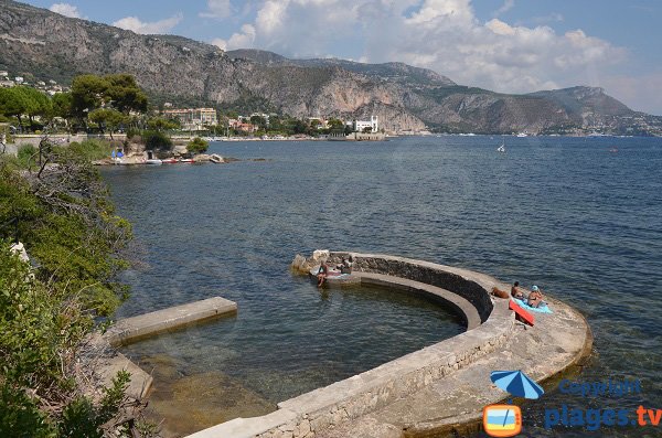 Plage bétonnée à Saint Jean Cap Ferrat à proximité de Beaulieu