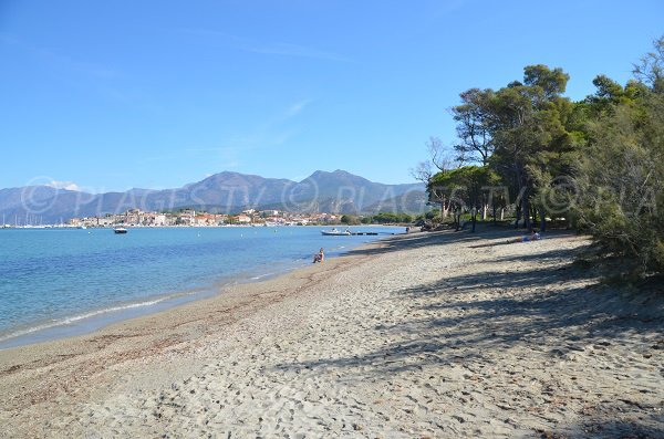 Photo d'une plage de sable avec vue sur St Florent