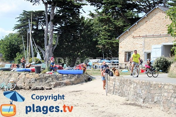 Batiment sur la plage de Rudevent sur l'ile d'Arz