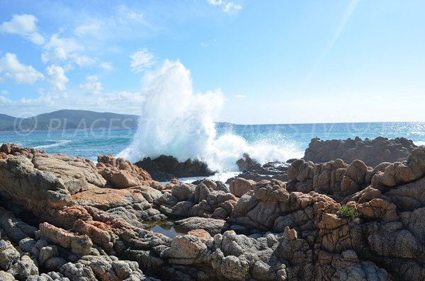 Rocce nella baia di Ruesco