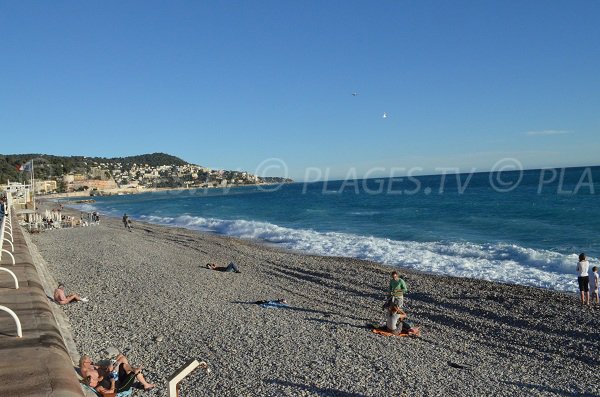 Vue sur le Vieux Nice depuis la plage du Ruhl