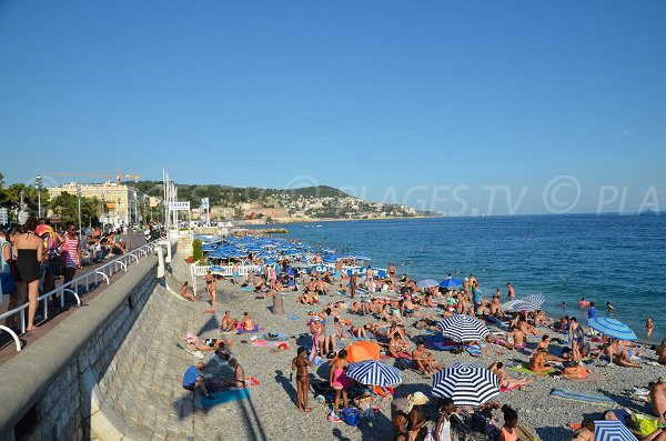 Plage en face du casino Ruhl en été à Nice