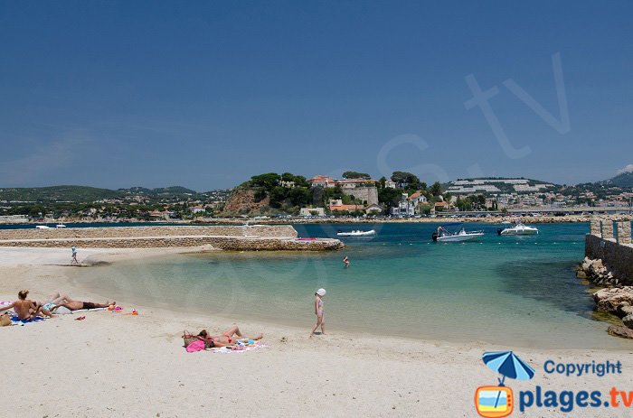 Plage de sable sur l'ile de Bendor