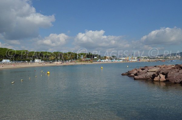 Blick auf die Felsen am Strand des Sable d'Or