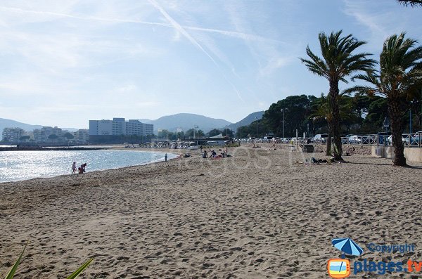 Spiaggia pubblica di Mandelieu e vista sull Cannes