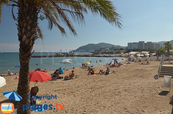 Schöner Sandstrand in der Nähe von Cannes