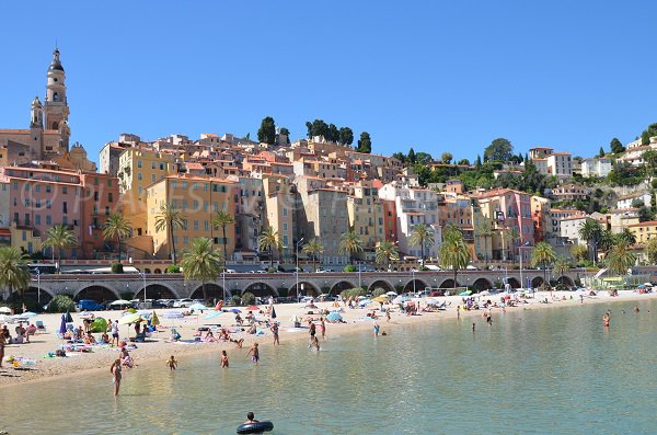 Foto des Strandes von Sablettes im Sommer mit Blick auf das alte Menton