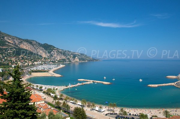 Vue générale sur les plages de sable de Menton