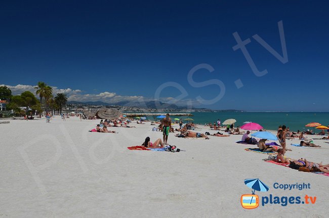 Plage avec du sable artificiel à Villeneuve-Loubet