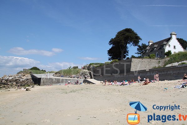 Environnement de la plage des Sables Blancs à Douarnenez