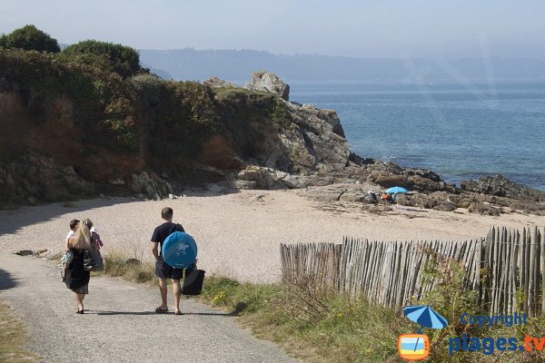 Accès à la plage des Sables Blancs - Locquirec