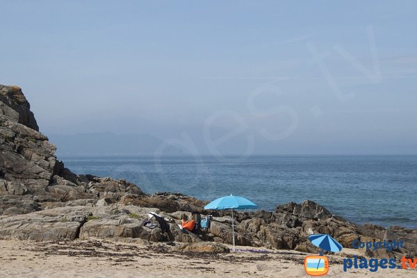 Rochers sur la plage des Sables Blancs Locquirec