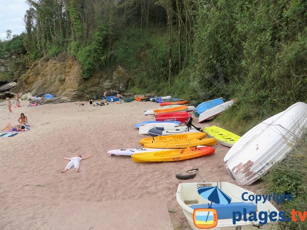 Annexes dans la crique des Sables Rouges - Groix