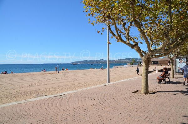 Gehen Sie am Strand von Fréjus