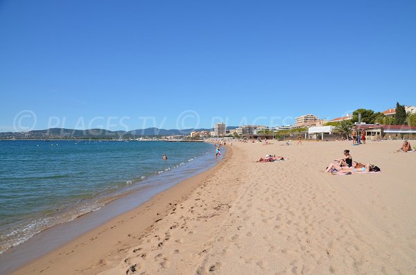 Strand Sablettes und Blick auf die benachbarten Strände - Fréjus