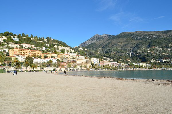 Beachvolleyballplatz am Strand von Sablettes in Menton