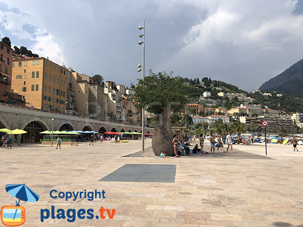 Bars et restaurants sur le bord de la plage des Sablettes à Menton