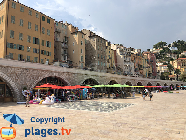 Meeresufer in Menton am Strand von Sablettes