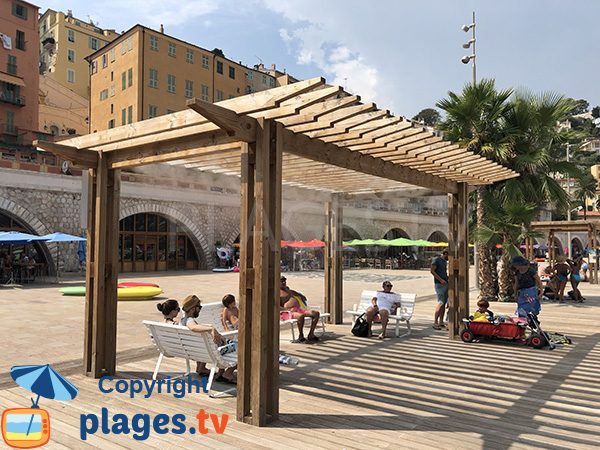 Bancs sur la plage des Sablettes - Menton