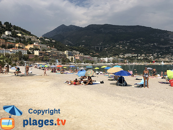 Photo de la plage des Sablettes de Menton en été