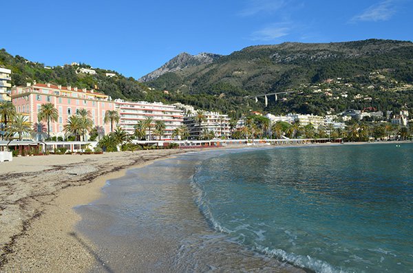 Plages privées sur la plage des Sablettes à Menton