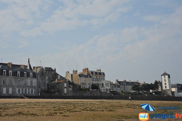 Phare des Bas Sablons vue depuis la plage