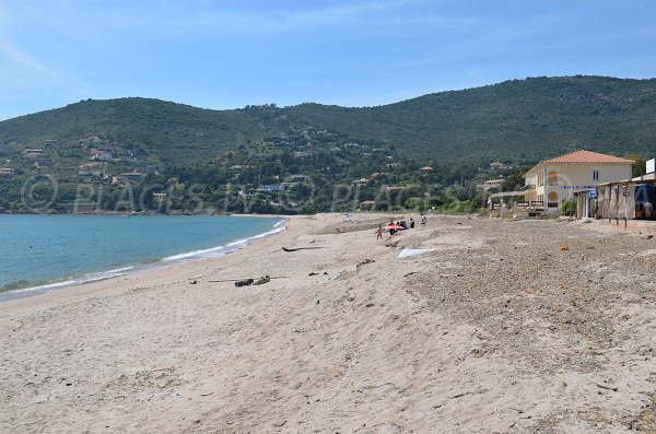 Plage dans le centre de Sagone