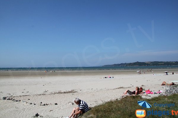 Plage de sable blanc à Plestin-les-Grèves