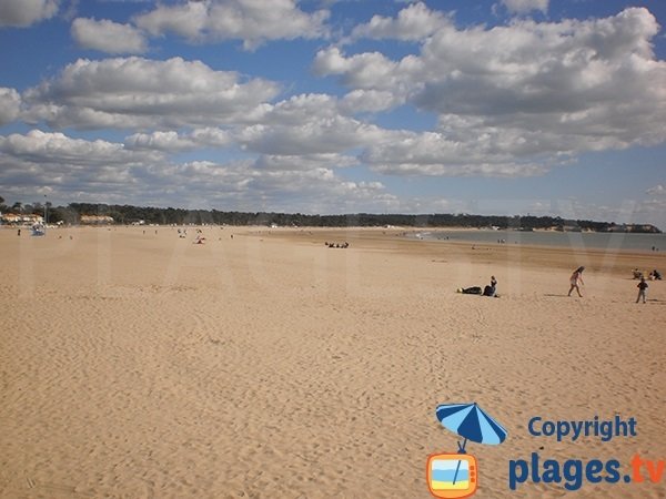 Large beach in Saint Georges de Didonne in France