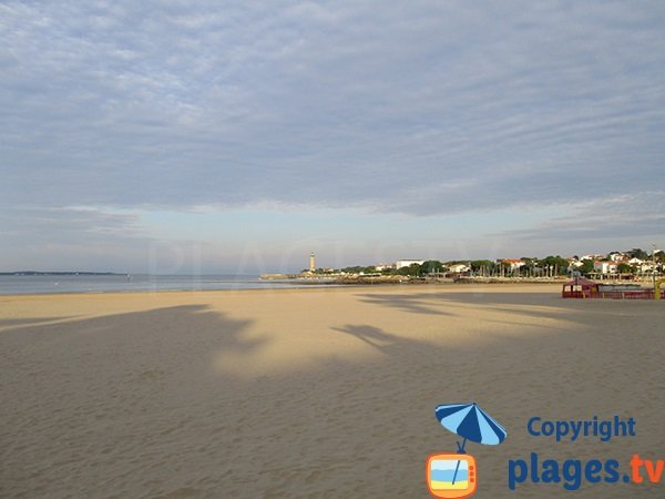 Beach in Saint Georges de Didonne and view on  Le Verdon sur Mer