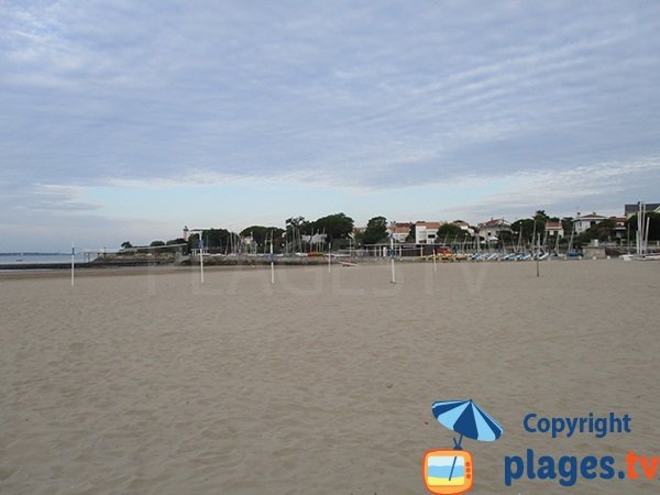 Centre nautique et beach volley sur la plage de St Georges de Didonne