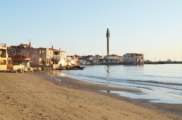 Plage de St Gervais avec vue sur le port et le phare de Fos