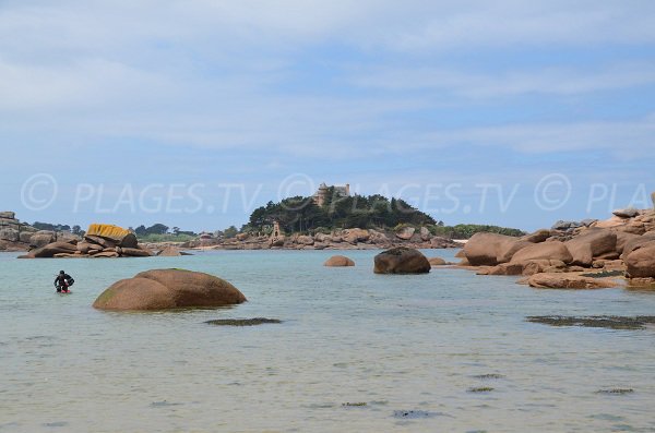 Château de Costaérès depuis la plage de Saint Guirec