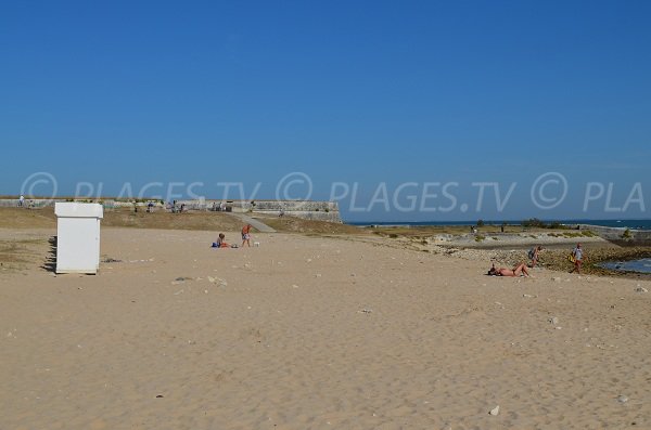 Huts on the St Martin de Ré beach