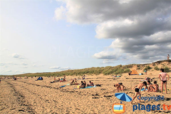 plage de saint-pierre à locmariaquer en été