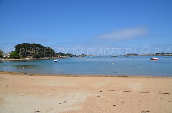 Beach in Trégastel next to city centre