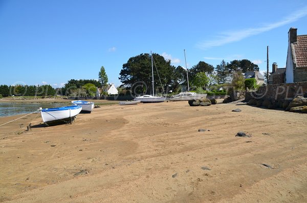 End of Ste Anne beach in Trégastel