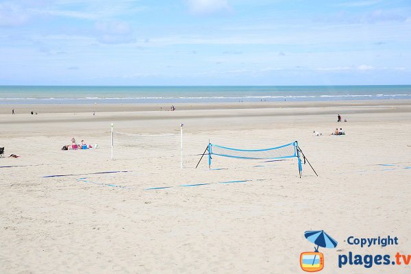 Terrain de beach volley sur la plage de Sainte Cécile