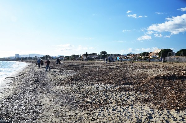 Plage de sable à Hyères à proximité des Salins