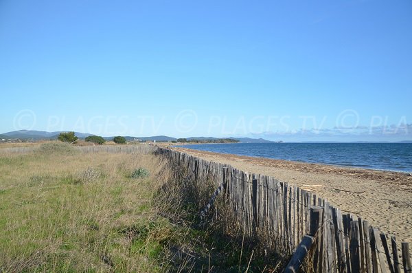 Photo de la plage des Salins avec les zones protégées et le fort de Brégançon