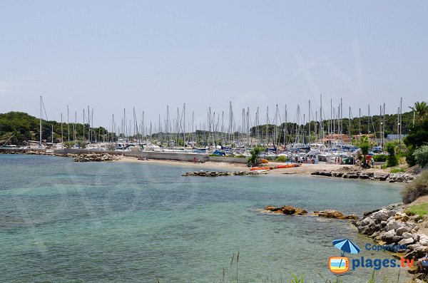 Plage à côté du nord sur l'ile des Embiez - côté nord