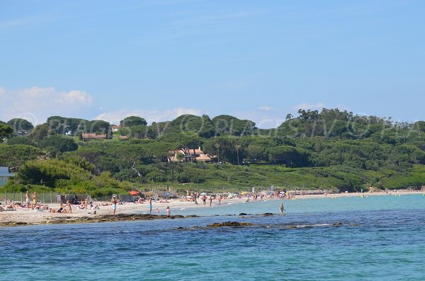 Strand Les Salins in St. Tropez im Sommer