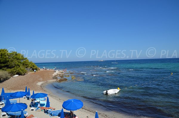 Photo de la plage des Salins en été - Chemin des Salins