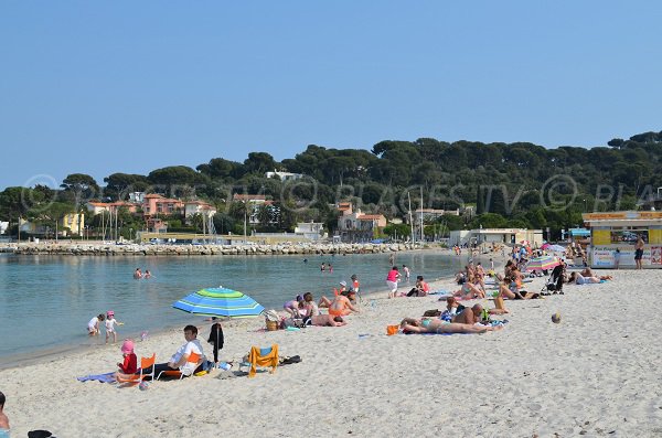 Plage à Antibes en Avril avec vue sur le port de la Salis