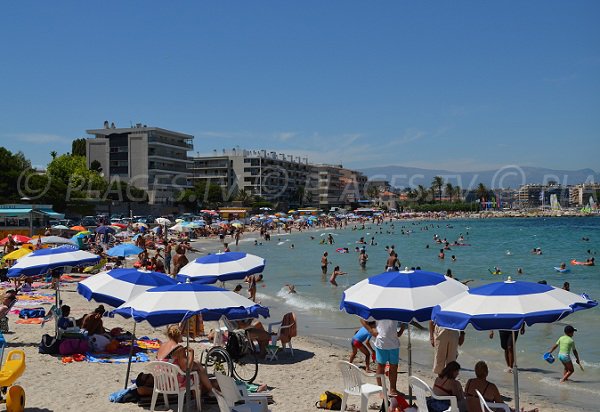 Spiaggia di Salis in Antibes nel mese di agosto