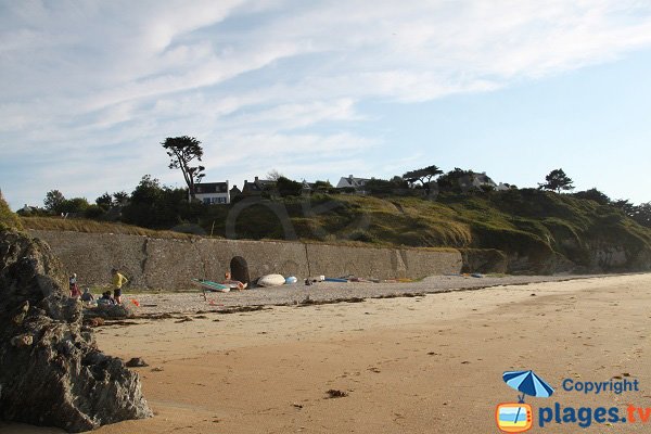 Plage de Samzun avec des fortifications - Belle Ile en Mer