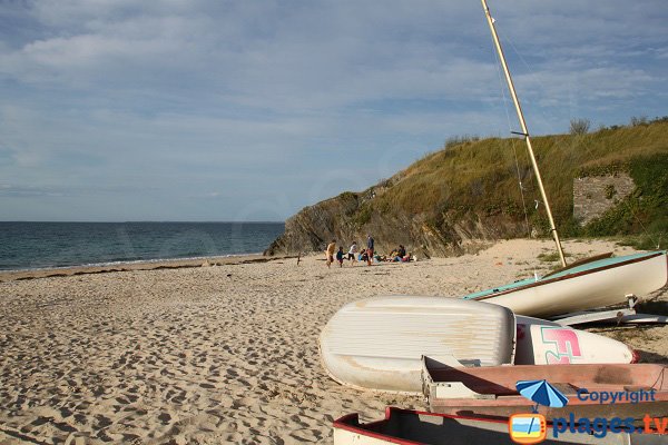 Bateaux sur la plage de Samzun à Belle Ile