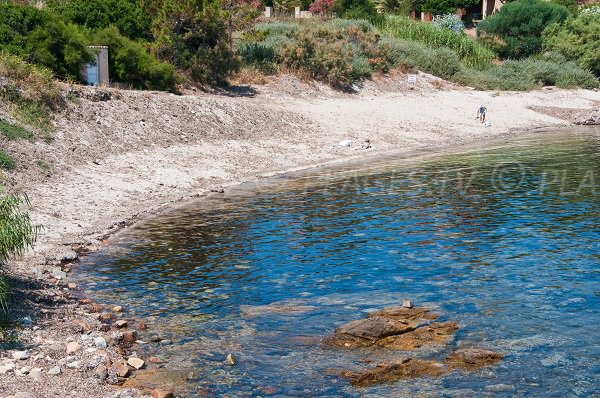 Plage à côté du port d'Algajola en Corse