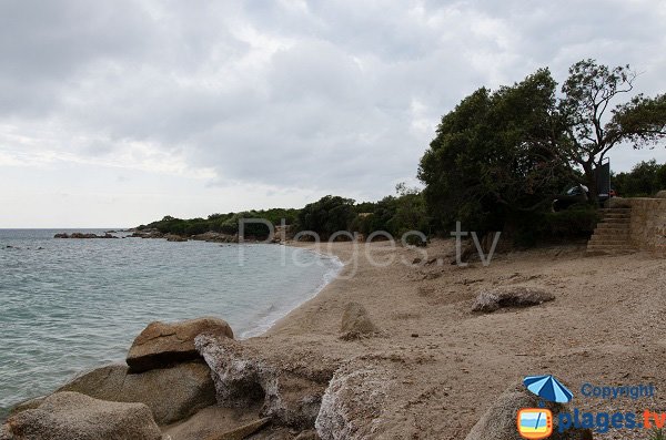 Plage à proximité de la pointe de Capineru en Corse